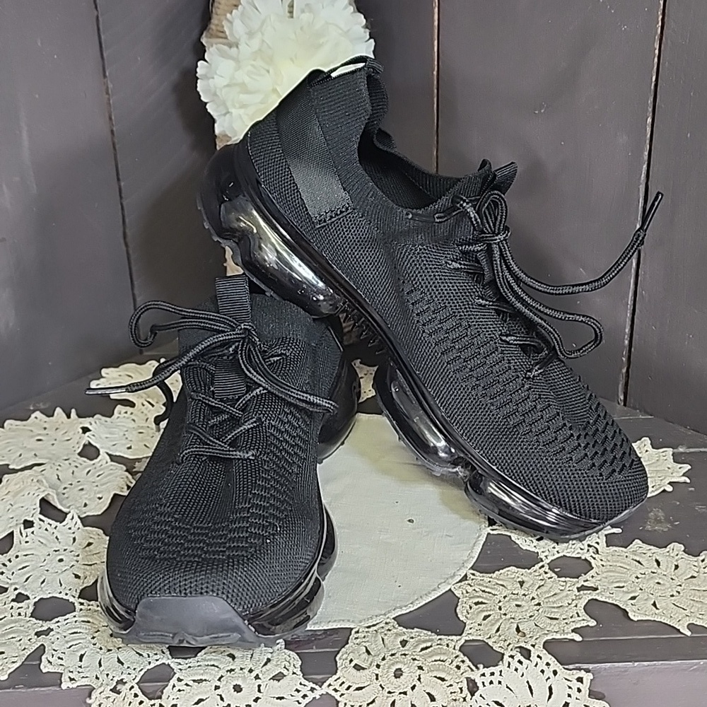 LA Sheelah Black mesh sneaker size 6.5